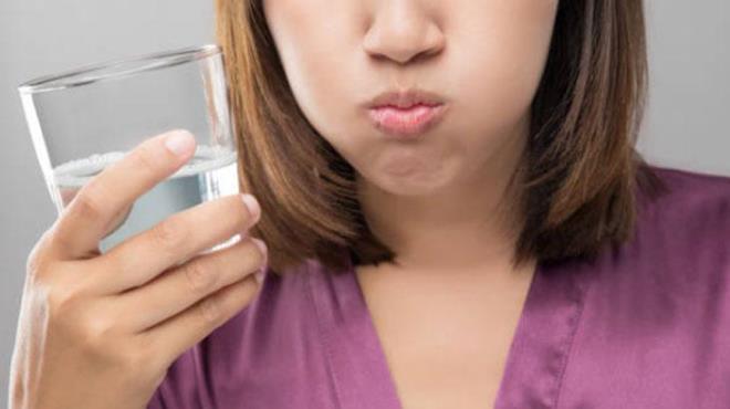 ay veya kahve gibi dilerde leke brakan iecekleri sk tketiyorsanz, marul suyu ierek dilerinizin beyaz kalmasn salayabilirsiniz. Marulun ieriinde bulunan klorofil, dilerdeki lekelerin azalmasna yardmc olabilir.