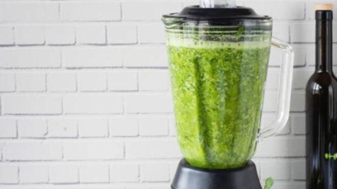 Bir demet marulu iyice ykadktan sonra blendera koyun ve zerine bir bardak su ekleyin. Blenderda iyice kartrdktan sonra marul suyunu szerek iebilirsiniz. Sabah kahvaltsndan nce bir bardak marul suyu imek, az iini gn boyu korur.