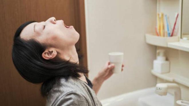 Marulun iindeki K vitamini, kann phtlamasnda nemli bir rol oynar. Di eti kanamalarn nlemeye yardmc olur. Salkl di etleri, gl ve salam diler iin ok nemlidir. Ayn zamanda ierdii yksek su miktar ve lifler, azda tkrk retimini artrarak az kokusunu azaltr.