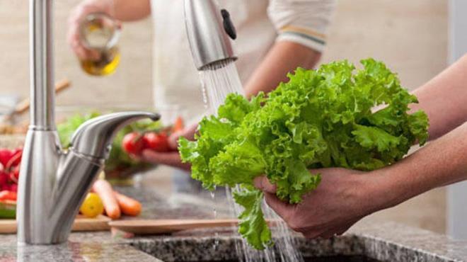 Marul suyu, ieriinde bulunan antioksidanlar ve C vitamini sayesinde az iindeki yaralarn iyilemesini hzlandrr. Aft gibi kk yaralar veya di eti iltihaplar marul suyu ile daha hzl iyileebilir.