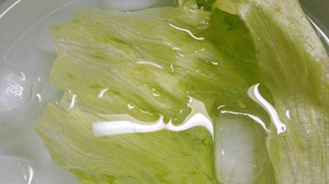 Bat skoya niversitesi'nde yaplan bir almaya gre az ve di temizlii iin yeni bir alternatif bulundu. almada iki hafta boyunca marul suyu tketmenin di eti iltihabn azaltt grld.