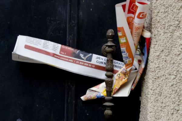 Kapda ilan ve gazete biriktirmeyin