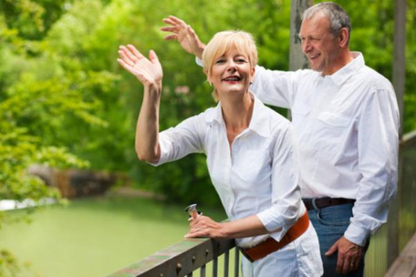 evden ayrlrken ieride biri varm gibi el sallayn