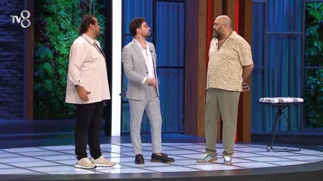 ENSAR'IN EFLER GLME KRZNE SOKAN TEKN  <p>  Ensar tezhahta yemeini yaparken Mehmet ef, Somer efe "Bakl blenderla pastac kremas ekiyor, iindeki paralamak iin' diyerek glmeye balad. Somer ef de, "Daha iyi paralar" ifadeleriyle takld. Mehmet ef, Ensar'a 'Beni gldrdn Allah da seni gldrsn' dedikten sonra efler tezgahn oradan ayrld.