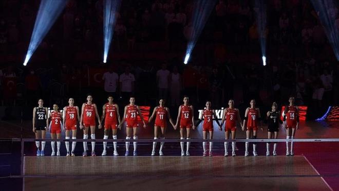 Trkiye-Hollanda mana geri saym balad. A Milli Kadn Voleybol Takm, Paris 2024 Olimpiyat Oyunlar'nn ilk manda Hollanda ile karlaacak. Milli takm, 6 ylda 8 kez karlat rakibine yenilmedi. te, Trkiye-Hollanda ma hakknda bilgiler...