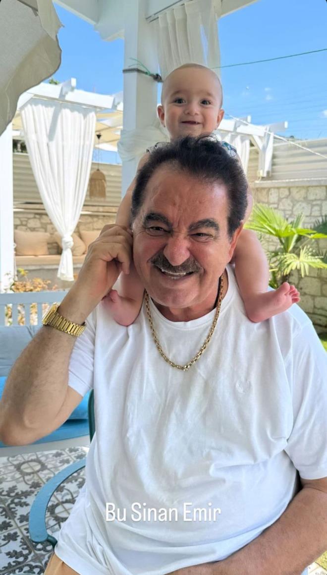 Torunlarn omzuna alan brahim Tatlses'in keyifli halleri dikkat ekti.