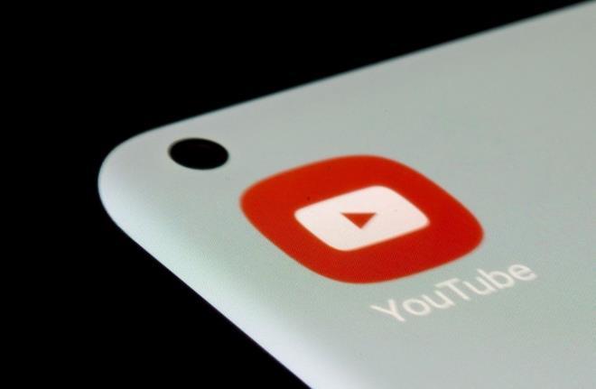 SYAH EKRANLA KARILAIYOR    Reklam engelleyici tarayc uzantlarna sahip baz kullanclar YouTube'da video oynatlmadan nce birka saniye boyunca siyah ekranla karlatklarn bildirdi.    Kullanclar bu ekranlarn alt ila 20 saniye arasnda srdn bildiriyor.    Bu siyah ekranlarn reklam engelleyici kullanclarda grld ne srld.    Dolaysyla bu uzantlar muhtemelen reklamn ieriini engelleyebiliyor ancak ilgili ierie atlayamyor.