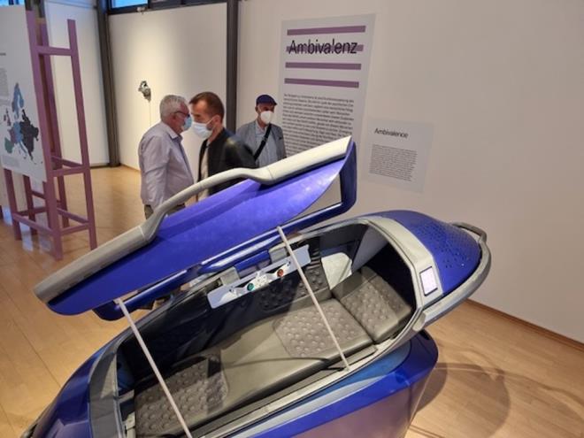 3 SORUYA YANIT VERLMES GEREK    Nitsche, sistemi etkinletirmeden nce hastann zihninin ak olup olmadn belirlemek iin  soruyu yantlamas gerektiini syledi: "Sen kimsin? Neredesin? Krmz dmeye bastnda ne olacan biliyor musun?"