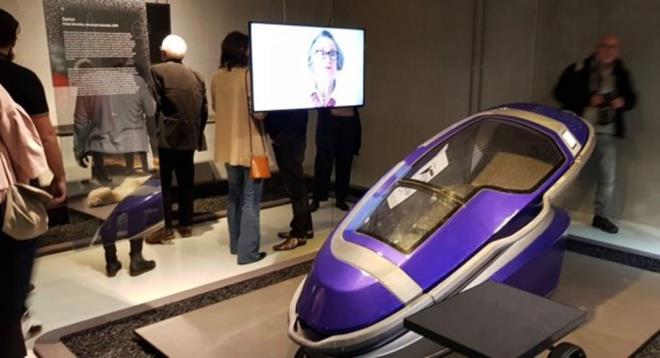 GER DN OLMAYAN YOLCULUK    Dnyann birok lkesinde destekli intihar yasal olsa da, "intihar turizmi" sz konusu olduunda svire, tercihlerde genellikle ilk srada yer alyor.    svire'de tantlan yeni bir cihaz, k bir tasarma sahip ve insan boyutlarnda bir kapsl. En nemlisi de sunduu yolculuk asla geri dnemeyeceiniz bir yolculuk olma zellii tayor.    "Sarco" (lahit anlamna gelir) adl kutu, bir kiinin dardan yardm almadan intihar etmesine olanak tanyor.