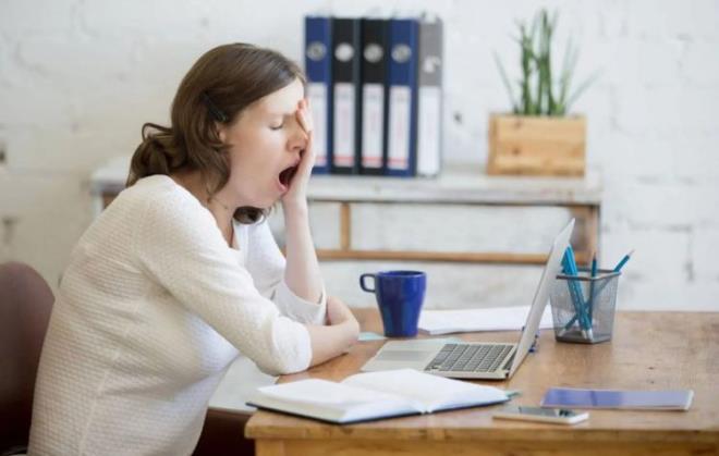 2- DEMR EKSKL    Demir, krmz kan hcrelerinde bulunan ve akcierlerinizden vcudunuzun dokularna (salarnz da dahil) oksijen tayan bir protein olan hemoglobinin temel bir bileenidir. Ayn zamanda nefes alma, hareket etmek gibi temel alanlarda da byk neme sahiptir. Eksiliinde yorgunluk, sa dklmesi, nefes darl gibi birok problem grlmektedir. Eer ciddi oranda sa dklmeniz varsa demir eksilii problemi yayor olabilirsiniz.