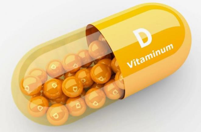 1- D VTAMN    D vitamini vcudumuz iin en gerekli olan vitaminlerden biridir. Yeterli seviyede D vitamini vcudunuzdaki baklk sistemini glendirir, kanser ve kalp hastalklar, diyabet ve osteoporoz gibi hastalklara kar sizi korur. Bu vitaminin eksiklii ise pek ok olumsuz sonucu beraberinde getirir. D vitamini eksik olan bireylerde, kemik ve eklem arlar, kas gszl gibi problemler grlmektedir. Bunlarn yan sra sa tellerinde incelme, ve dklme de bu vitaminin eksikliinde yaanan olumsuz durumlardan bazlardr.