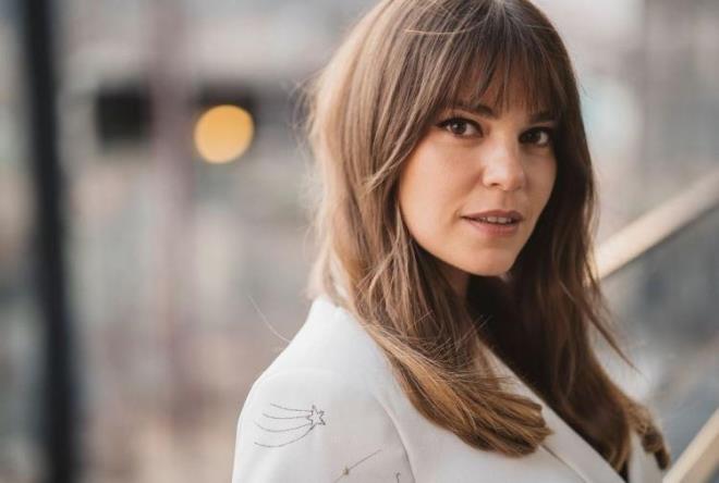 6- ASLI ENVER    Pera Gzel Sanatlar Lisesi'ni bitirdi.