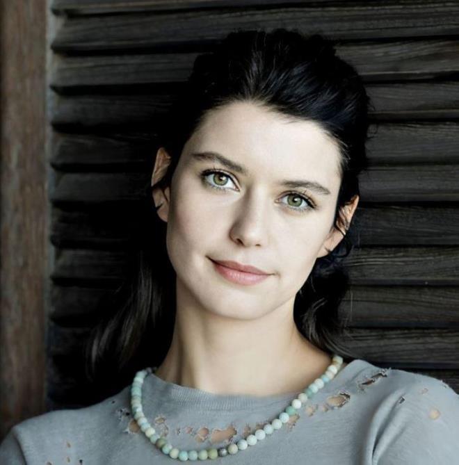 4- BEREN SAAT    TED Ankara Koleji'nden mezun oldu.