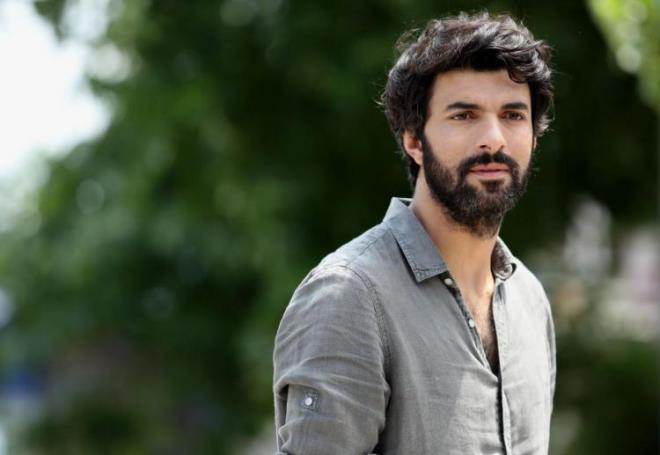 2- ENGN AKYREK    Ankara Dikmen Lisesi'nden mezun oldu.