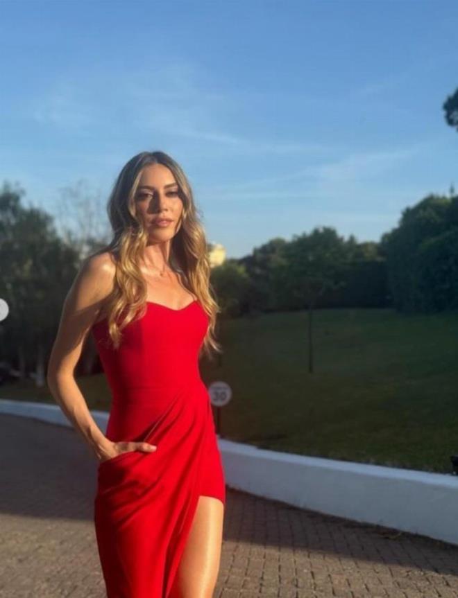 SNEM KOBAL    zel Acbadem Lisesi'nden mezun oldu.