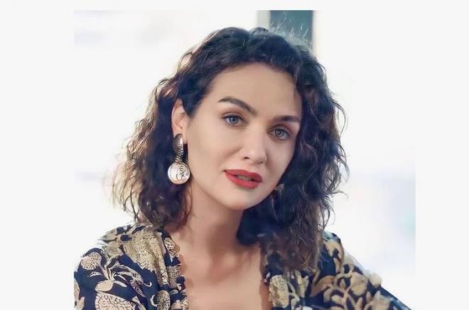 BRCE AKALAY    Pera Gzel Sanatlar Lisesi Tiyatro Blm'nde okudu.