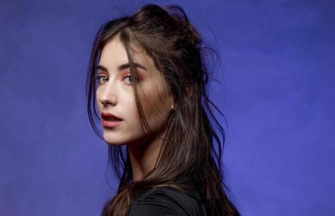 HAZAL KAYA    Liseyi stanbul talyan Lisesi'nde okudu.