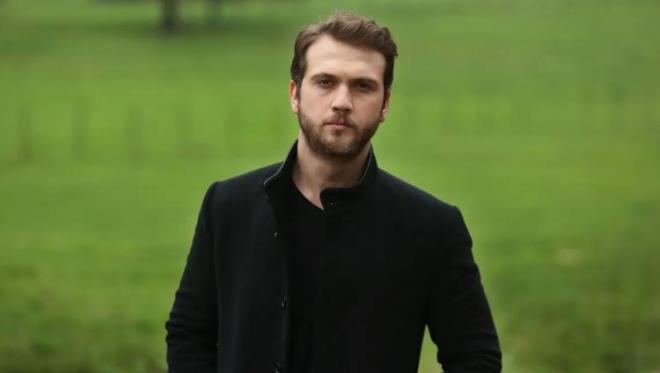 7-  ARAS BULUT YNEML    Beikta Anadolu Lisesi mezunu.