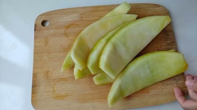 Yoshinori Ohsumi, ayn zamanda kavun kabuklarnn kemik salndaki elastik yap olan svnn kalitesini artrdn da syledi. Eklem birleme yerlerinden geen svlar zellikle 25 yandan sonra kademeli olarak azalr.