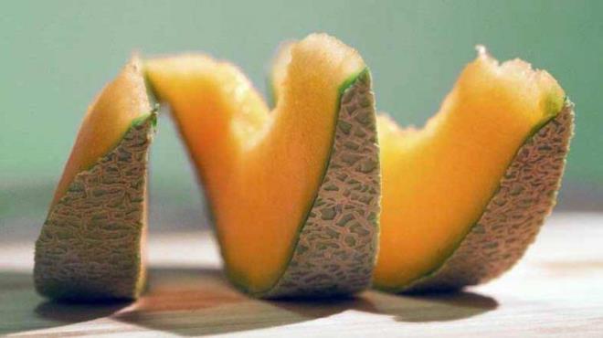 Cilt saln destekler: Kavun kabuu, cilt bakmndan gz evresi bakmna birok ynde kullanlabilir. ok az kiinin bildii bir dier faydas ise kavun kabuunun faydalar arasnda sedef ve egzamaya olan faydalar da dikkat ekiyor. Artk kavun kabuunu pe atmak yerine faydalarndan yararlanabilirsiniz.