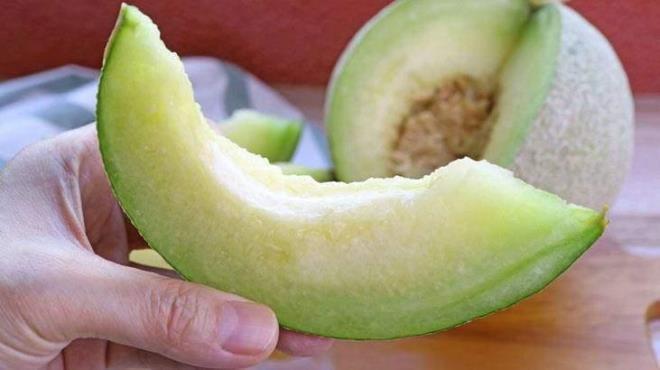 Kavun kabuunun bilinen dier faydalar u ekilde:    Kavunun kabuunu yznze srerek cilt bakm yapabilirsiniz.    Gz evresi bakm iin etkilidir.    Cildi temizler, nemlendirir.