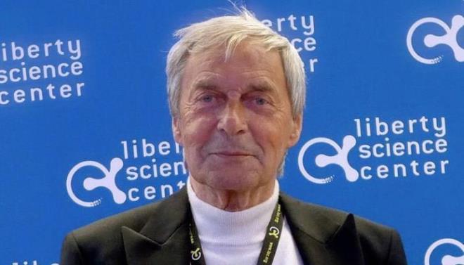 Rubik kp, isminden de anlalaca gibi 1974 ylnda macar heykeltra ve mimar olan ern rubik tarafndan icat edilmitir.