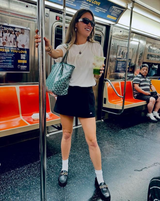 Adn Feriha Koydum, Firuze, Son Dilek, O Hayat Benim ve Ylanlarn c gibi yapmlarla tannan oyuncu Ceyda Ate Toplusoy, New York metrosundan paylam yapt.