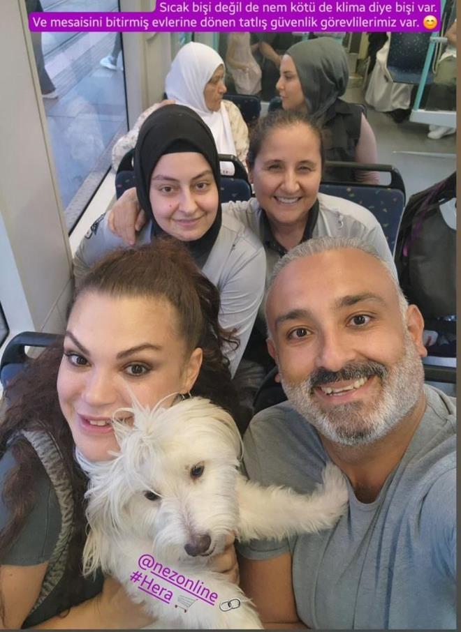 Birlikte poz veren ikiliden Atilla "Scak bir ey deil de, nem kt de klima diye bir ey var. Ve mesaisini bitirmi evlerine dnen tatl gvenlik grevlilerimiz var" ifadelerine yer verdi.