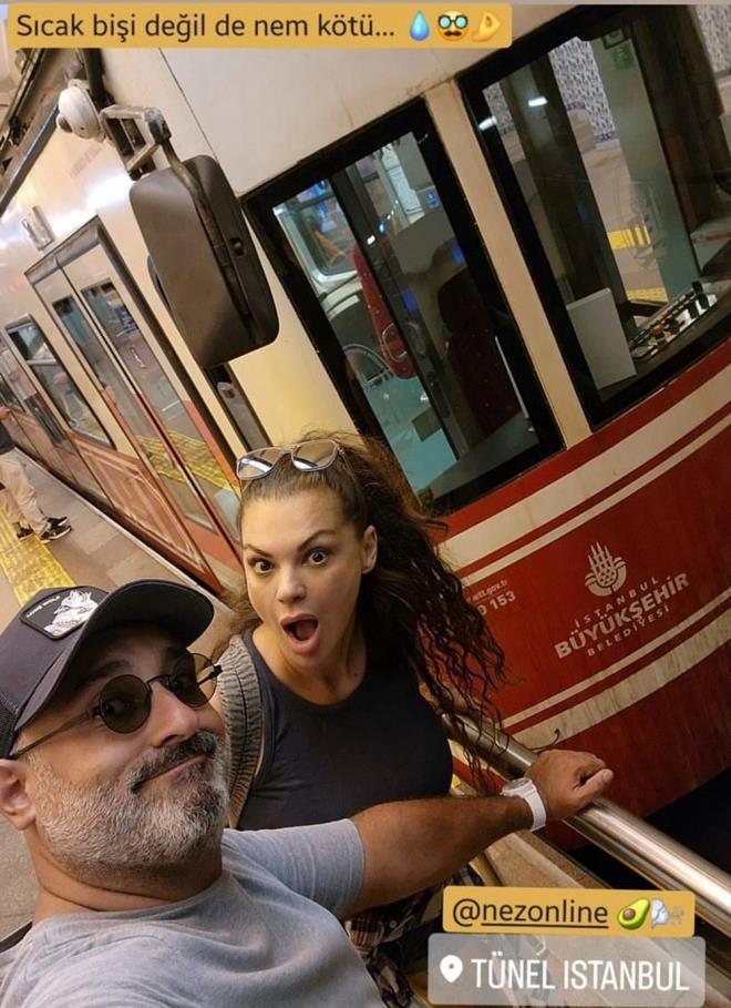 Bir sre nce  ak yaamaya balayan Nez ile Rt Onur Atilla, toplu tamadan paylam yapt.