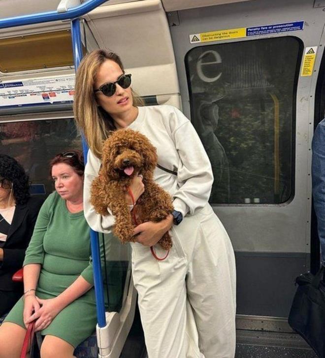 SELN DEMRATAR    Tatil iin Londra'ya giden oyuncu Selin Demiratar, metroyu kulland anlar paylat.