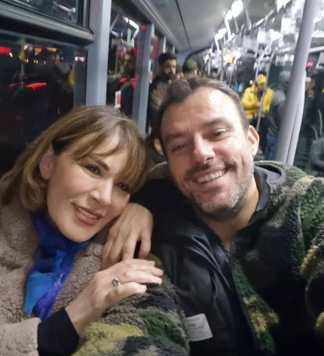 SALH BADEMC VE NURHAN ZENEN    nl oyuncu Salih Bademci, meslekta Nurhan zenen ile birlikte ehir ii ulam iin toplu tamay tercih etti. Birlikte metrobse binen iki nl oyuncu, fotoraf sosyal medyada takipileri ile paylat.     Nurhan zenen fotorafa "Bir utan dier uca stanbul" notunu dt, Salih Bademci ise ayn kareyi "Metrobsn en keyifli hali" mesajyla yaynlad.