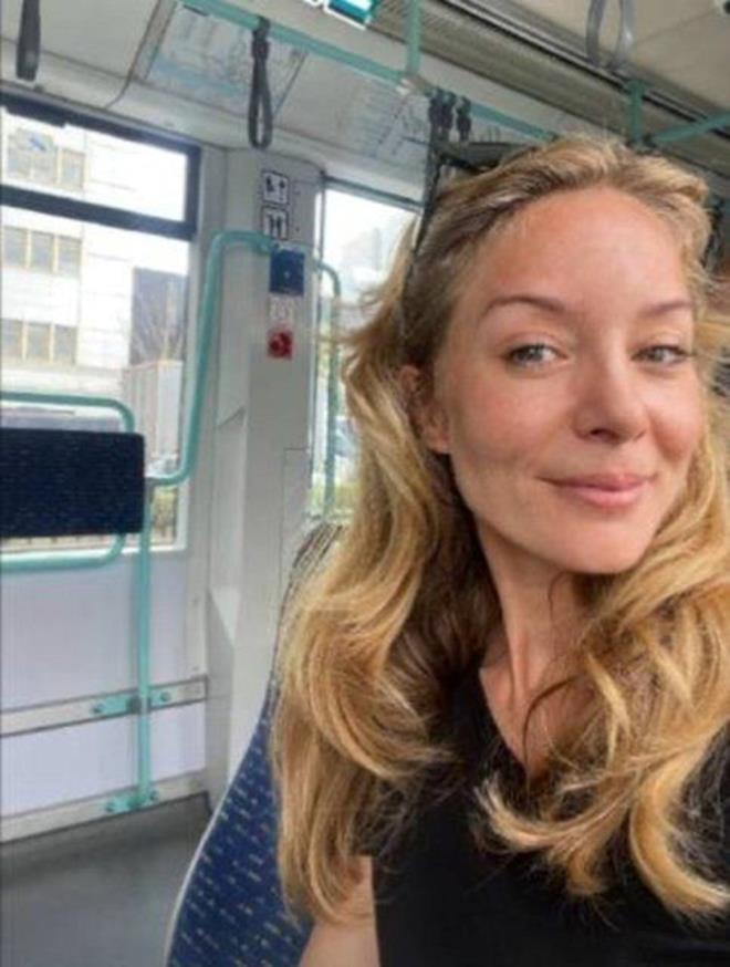 BADE L    Bir sredir ekranlardan uzak olan oyuncu Bade il, sosyal medya paylamlaryla gndemden dmyor.    il, tramvay ile stanbul turuna kt anlar takipileriyle paylat.