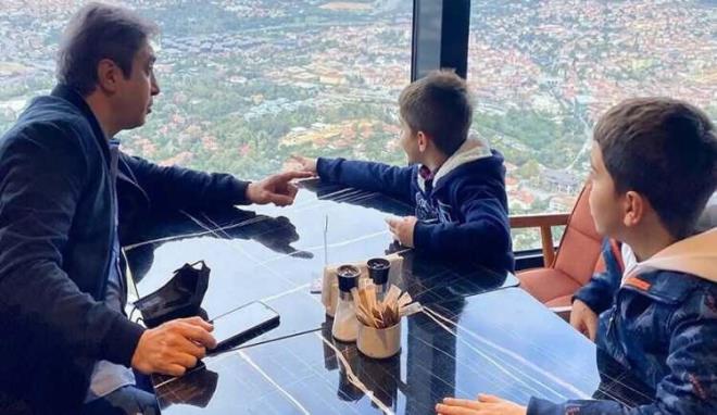 Fotorafn altna kullanclar ?Necati abi seni ok zledik? , ?Ekranlara ne zaman dnyorsun? diye yorumlar yaparak, nl oyuncuyu yeni projelerde grmek istediklerini belirtti. Baz takipiler ise ?Acaba ocuklar babalarnn ismi sorulduunda Necati mi diyor Polat m?? diyerek esprili yorumlar yapt.