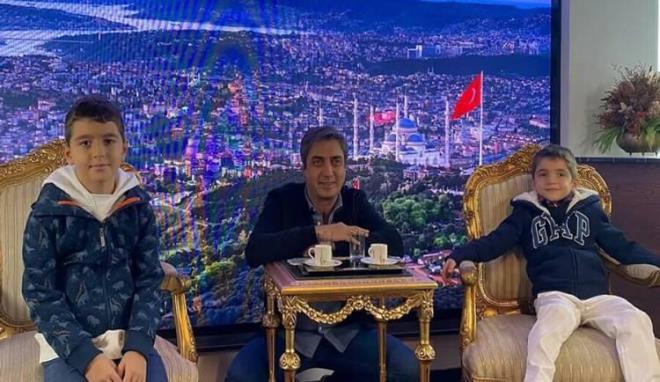 amaz, Nagehan Kak ile evliliinden dnyaya gelen oullar Ali Nadir ve Yusuf Emir ile fotorafn paylat.