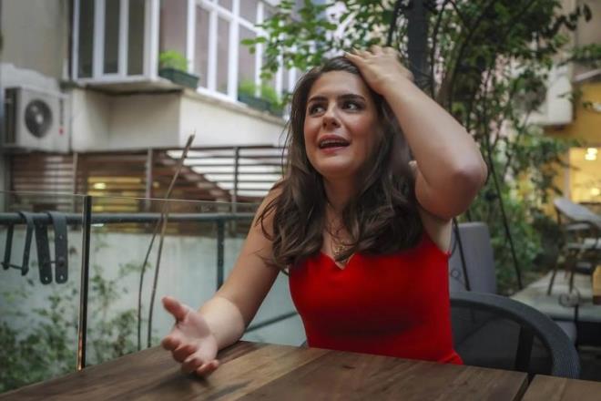 nl oyuncu, "Yemedim imedim. Restoranlarn nnden geerken kafam eviriyorum. Kokular geliyor burnumu tkyorum. Byle nlemler aldm. Eski fotoraflarma baknca 'Kim o kz?' diyorum. Doumdan sonra yenilenmem gerekiyordu, sanrm u an 20 kilo verdim. Aralkl oru yaptm" dedi.