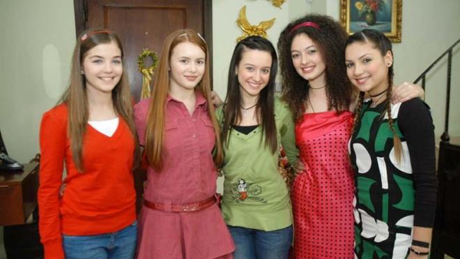 Selena adl fantastik ocuk dizisinde; Cansu Demirci, Gizem Gven, Dilara Kurtulmu, Sinem Kobal ve birok farkl isim rol alyordu.