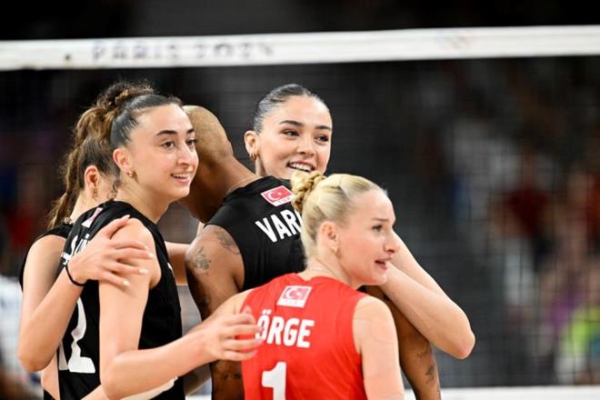A Milli Kadn Voleybol Takm, Paris 2024 Olimpiyat Oyunlar eyrek finalinde in'le eleti. A Milli Kadn Voleybol Takm'nn yan sra in, Brezilya, Dominik Cumhuriyeti, ABD, Polonya, talya ve Srbistan eyrek finale ykselme baars gsterdi. te, Trkiye-in voleybol eyrek final ma hakknda bilgiler...