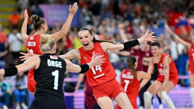 TRKYE-N VOLEYBOL EYREK FNAL MAI NE ZAMAN?    Trkiye-in voleybol eyrek final ma, 6 Austos Sal gn oynanacak.    Msabaka, TS 10:00'da gerekleecek.    Trkiye'nin in ile oynayaca eyrek final mcadelesi TRT Spor ekranlarnda yaynlanacak.