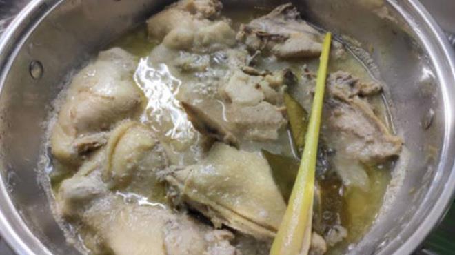 Tavuk suyunun taze, lezzetli ve salkl kalmasn istiyorsanz en faydal saklama tyosu dondurmaktr. Dilediiniz zaman yemeklerin iine ekleyebilirsiniz. te tavuk suyunun pf noktalar ve pratik bir tarifi.