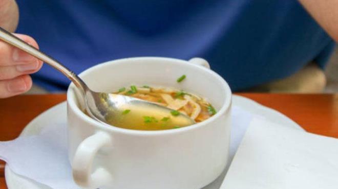 Besleyici bir enerji kayna olan tavuk suyunu yorgun hissettiiniz bir gnn akamnda tketebilirsiniz. Bir kase tavuk suyu, enerji deposunu dolduracaktr. zellikle byme andaki ocuklar ve yallarn kemik ve kas saln gelitirir.