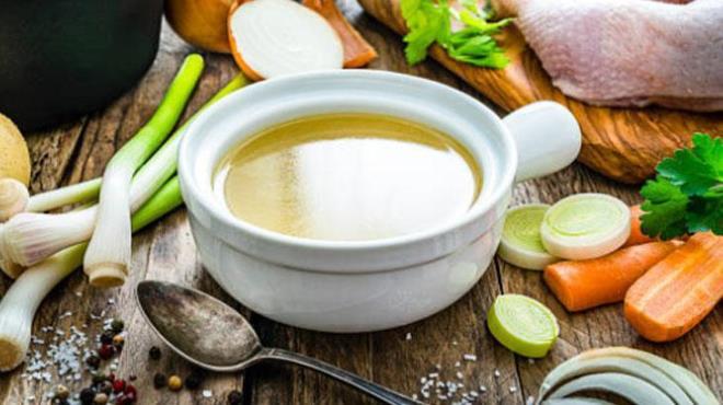 Tavuk suyu neden bu kadar faydal?  <p>  Tavuk suyunun ierdii amino asitler ve mineraller, vcudun baklk sistemini glendirir. Ayrca kolay sindirilebilir ve mideyi rahatlatc zelliklere sahiptir. erdii jelatin bu konuda etkili faydalara sahip.