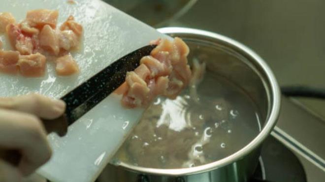 Halandktan sonra pe atlan tavuk suyu aslnda yemeklerin vazgeilmez lezzet kaynadr. Ancak bu ilem iin hazr tavuk veya et suyu tercih edilir. Bunun yerine haladnz tavuklarn suyunu saklayabilirsiniz. Taze tavuk suyu hazrlamak uratrc olabilir. pe atmadnz tavuk suyunun uzun sre kalc olmasn istiyorsanz bu pf noktalara dikkat edin.