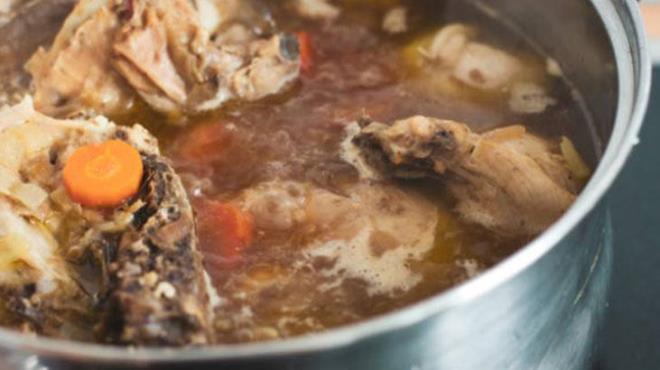 Malzemeler<p>    - Halanm tavuk suyu<br>  - Buz kalplar<br>  - Saklama kab