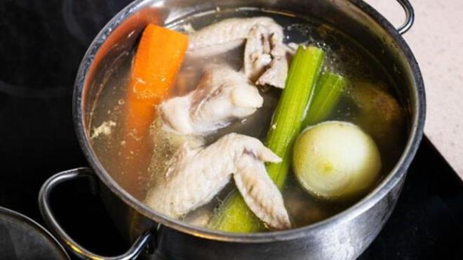 Tavuk suyu, buzdolabnn ierisine ekleniyorsa hava almayan bir kabn ierisinde 2-3 gn saklanabilir. Hava geirmez kavanozlara eklenerek derin dondurucunun iinde 6 ay muhafaza edebilirsiniz. Bu yntem sayesinde tavuun en deerli ksmndan faydalanm olacaksnz.