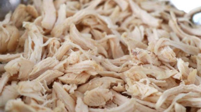 Tavuk suyunu saklamann pf noktas, hazrln ilk aamasnda balyor. lk olarak halayacanz tavuklara kesinlikle tuz eklememelisiniz. Tavuk suyu souduktan sonra buz kalplarna doldurun.