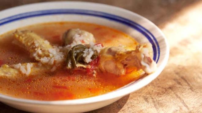 Kolajen ve glukozamin gibi maddeler ierir. Bu maddeler eklemlerin korunmas iin byk nem tar. ltihaplanmay azaltabilir ve eklem arlarn hafifletebilir. Artrit gibi eklem rahatszlklar olan kiiler dzenli olarak tavuk suyu tketerek problemi azaltabilir.