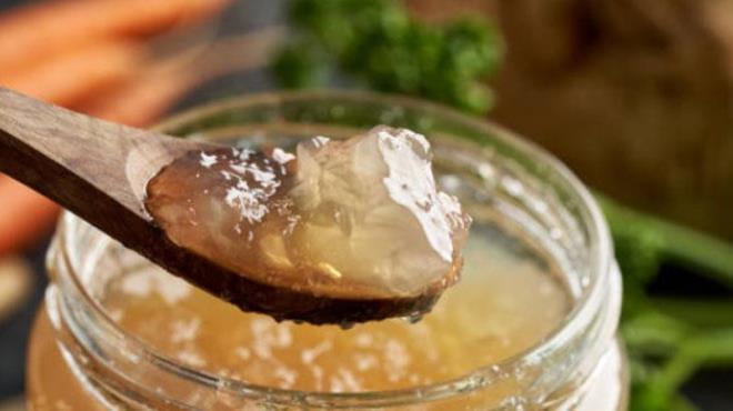 Tavuk suyunun kolajen deposu olduu herkes tarafndan biliniyor. Kolajen, cilt sal iin nemlidir ve yallk belirtilerini byk oranda azaltr. Krklklar hafifletmek ve cildi sklatrmak iin mutlaka tavuk suyu tketin.