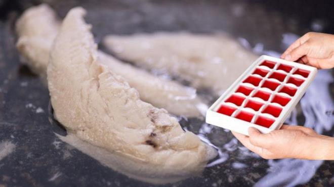 Pilav, orba veya farkl yemeklere lezzet katan tavuk suyu, sala olan faydalaryla n plana kan besinlerden biridir. Ancak genelde marketlerden hazr olarak satn alnr. Evde hazrladnz tavuun suyunu pe atmadnzda ok daha salkl bir yemek piirebilirsiniz.