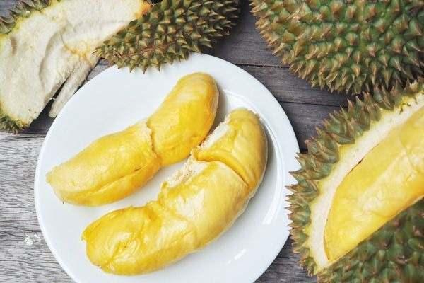 UYKUSUZLUK SORUNUNA ZM OLABLR    Durian meyvesinin iinde triptofan ad verilen bir amino asit bulunur. Bu amino asit, melatonin ve serotonin salglanmasn destekler.