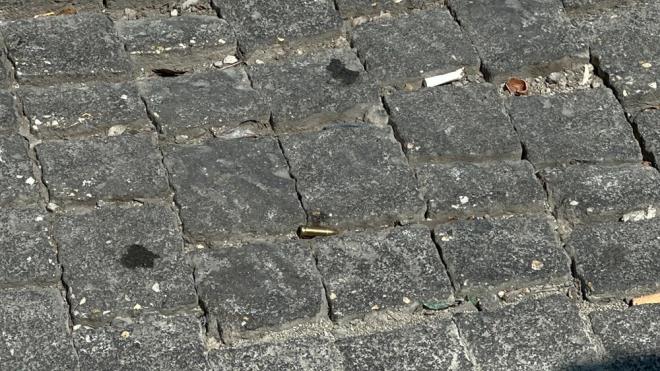 Mermilerden biri K.D.'nin ayakkabsnn burnuna isabet etti. K.D.'nin normalde 42 numara giydii ve 44 numara ayakkabsnn ayanda olmas nedeniyle yaralanmad tespit edildi.